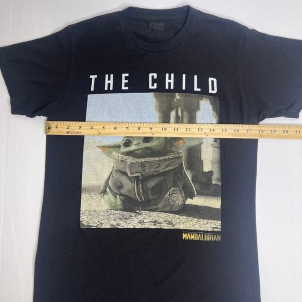 Mandalorian "The Child" Black Baby Yoda T-shirt - Size Small Star Wars - Picture 10 of 10